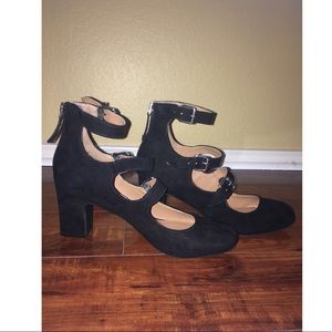 Black Strap Round Heels